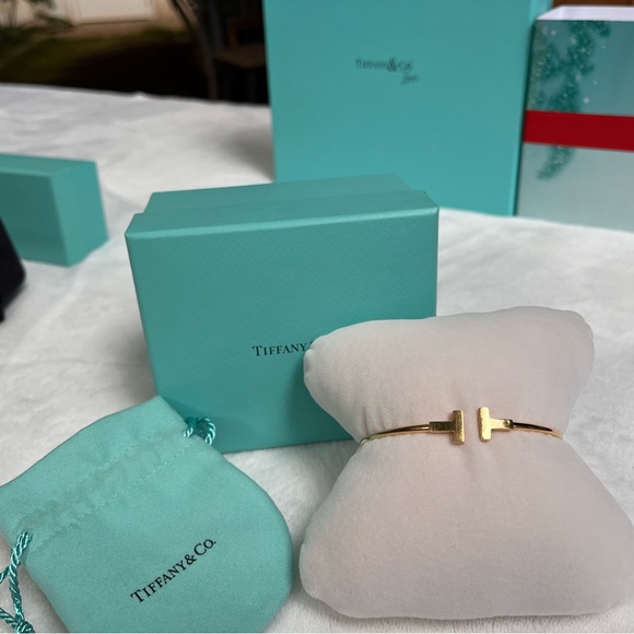 Tiffany & Co. Jewelry - TIFFANY T WIRE BRACELET 18K Rose Gold, Size Medium.